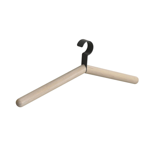 Klädgalge i ljust trä med svart metallkrok för upphängning