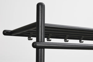 Svart klädhängare i metall med krokar, närbild på konstruktion och detaljer