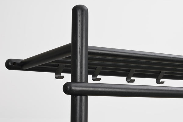 Svart klädhängare i metall med krokar, närbild på konstruktion och detaljer