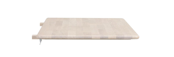 Ljust träskärbräda med handtag och spår, sett från sidan mot vit bakgrund