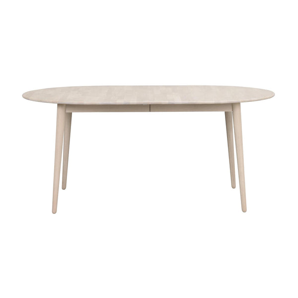 Oval matbord i ljust trä med fyra spetsiga ben i skandinavisk design
