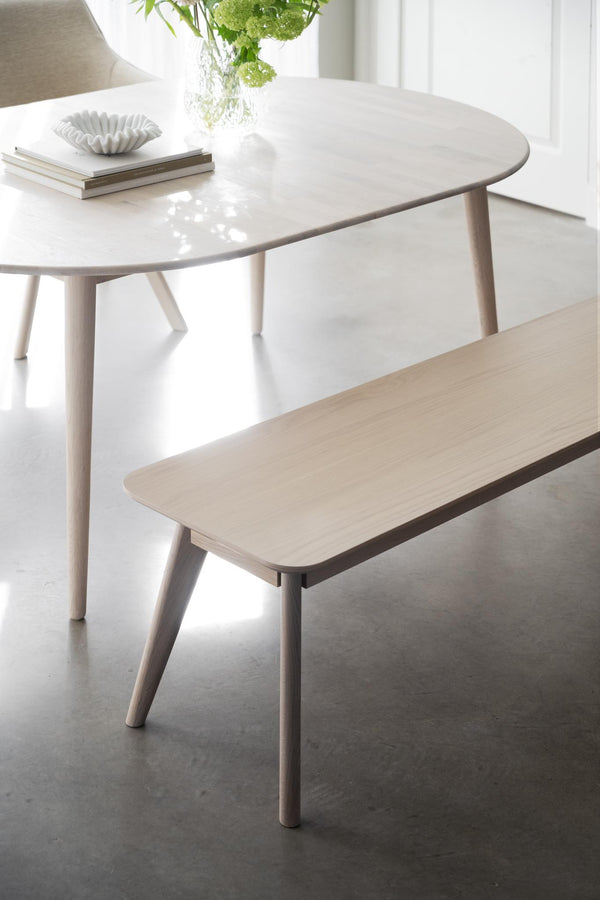 Två moderna soffbord i ljust trä med runda och rektangulära bordsskivor i skandinavisk design