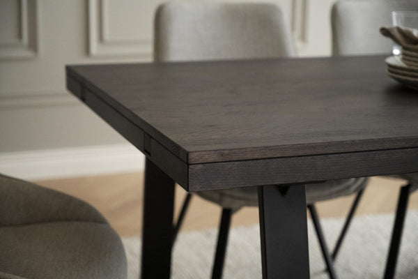 Matbord i mörkt trä med svarta ben i modern design för matsalen