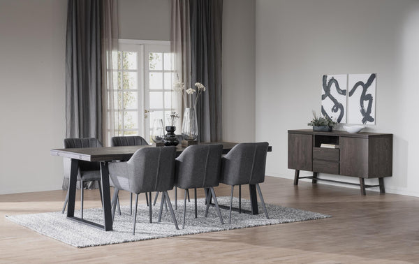 Matgrupp med grå stolar och bord i modern skandinavisk design, kompletterad med skänk och tavla i ljus matsal