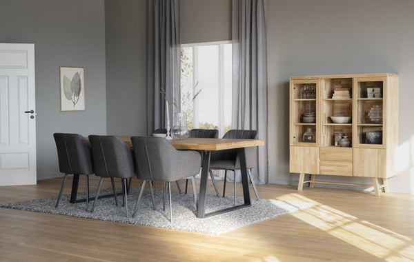 Matgrupp med träbord och grå stolar i modern matsal med vitrinskåp i ljust trä