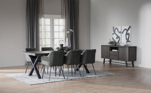 Matgrupp med grå stolar och mörkgrått matbord på ljus matta i modern matsal med skänk