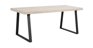 Matbord med ljus träskiva och svarta metallben i modern design