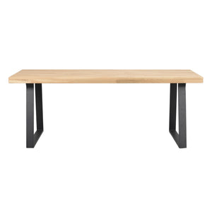 Matbord med ljus ekfanér skiva och svarta U-formade metallben i modern skandinavisk design