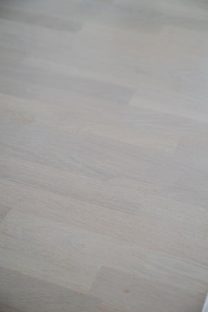 Ljust trägolv med naturlig trästruktur och nyanserade toner i vitt och beige