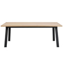 Matbord med ljus träskiva och svarta metallben i modern skandinavisk design