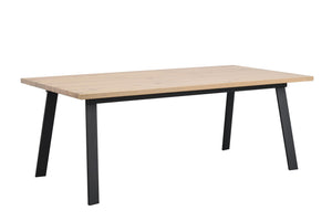 Matbord med ljus träskiva och svarta metallben i modern skandinavisk design