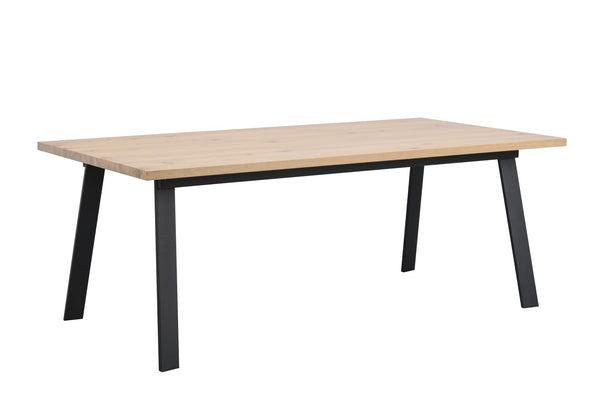 Matbord med ljus träskiva och svarta metallben i modern skandinavisk design