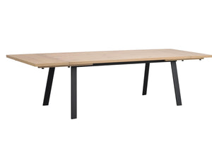 Matbord i ljust trä med svarta metallben och utdragbar skiva i modern skandinavisk design