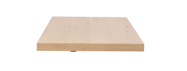 Ljus träskiva i ek med synliga årsringar och naturlig trästruktur, sedd från sidan