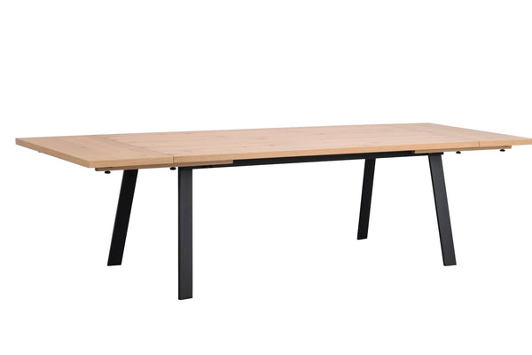 Utdragbart matbord i ljust trä med svarta metallben i modern skandinavisk design