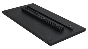 Svart monteringsplatta med skena och justerbara fästen för montering av utrustning