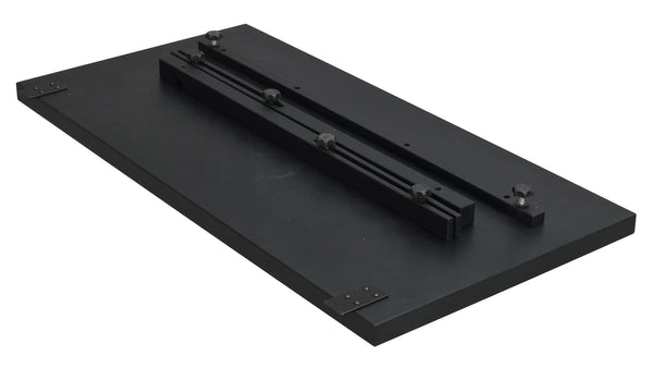 Svart monteringsplatta med skena och justerbara fästen för montering av utrustning