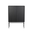 Svart skänk med räfflad front på smala metallben, modern design i trä och metall