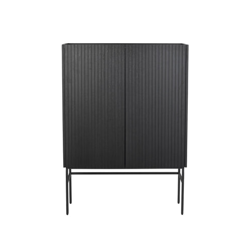 Svart skänk med räfflad front på smala metallben, modern design i trä och metall