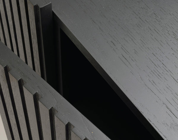 Grå träfasad med vertikala ribbor och mörkgrå horizontell panel, modern arkitektur i skandinavisk stil