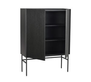 Svart skåp med ribbade dörrar och metallben, öppet med tre hyllplan synliga