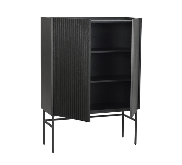 Svart skåp med ribbade dörrar och metallben, öppet med tre hyllplan synliga