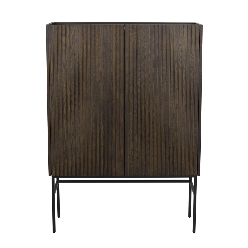 Skåp i mörkt trä med ribbad yta på svart metallställning, modernaben och två dörrar
