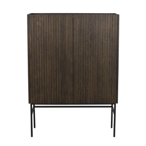 Skåp i mörkt trä med ribbad yta på svart metallställning, modernaben och två dörrar