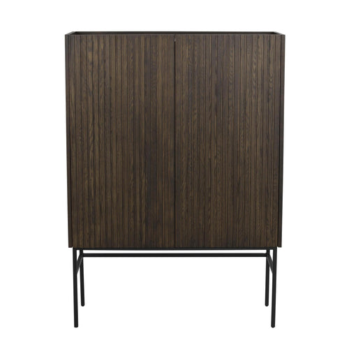 Skåp i mörkt trä med ribbad yta på svart metallställning, modernaben och två dörrar