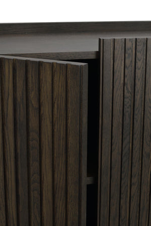 Mörkbrun byrå med räfflad träfront och synliga träfibrer i modern skandinavisk design