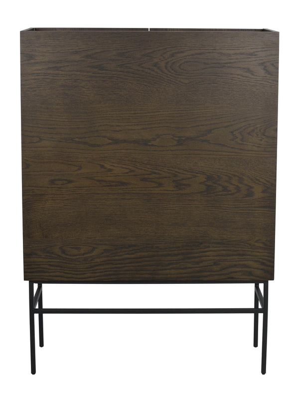 Mörkbrun skänk med träpanel och svart metallställning i modern skandinavisk design