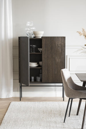 Skänk i mörkt trä med räfflad front och svart metallstativ, inredning i modern skandinavisk stil