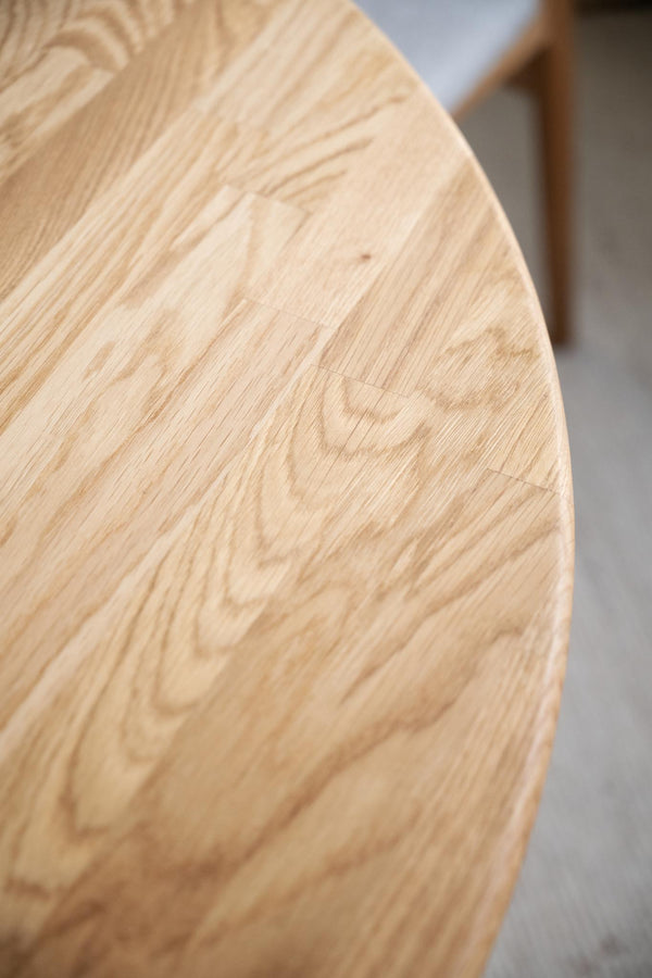 Närbild på träbordsskiva i ljust trä med synlig vacker trästruktur och naturlig ådring