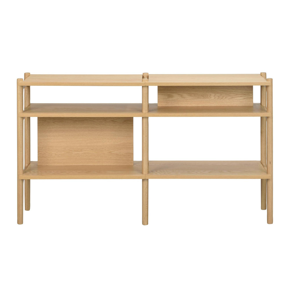 Hylla i ljust trä med fyra fack och öppna sidor, modern skandinavisk design