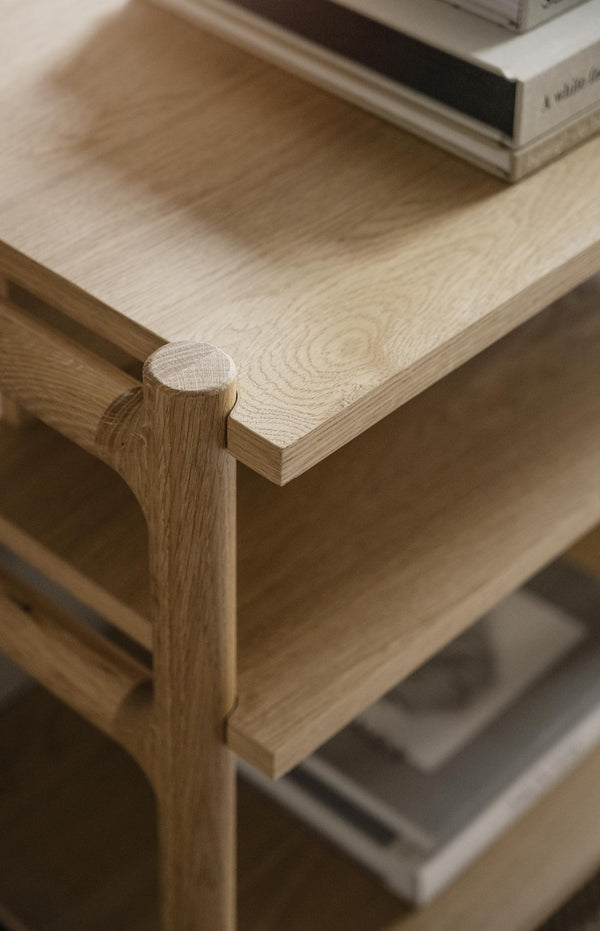 Skrivbord i ljus ek med synliga träfibrer och elegant rundad stolpe, minimalistisk skandinavisk design