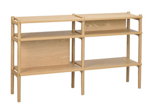 Modulär hylla i ljust trä med flera hyllplan och öppen rygg i skandinavisk design