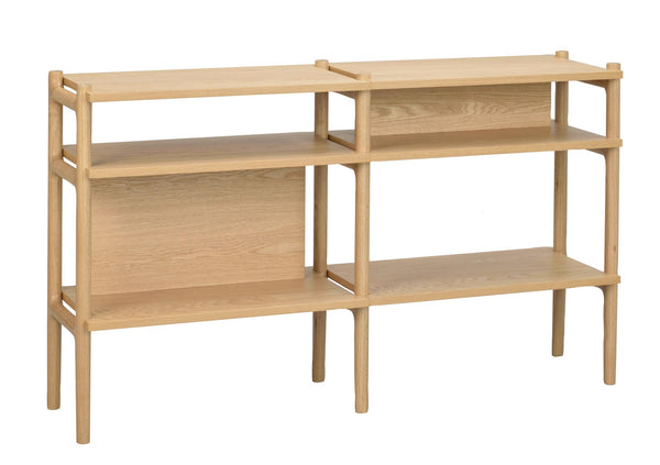 Modulär hylla i ljust trä med flera hyllplan och öppen rygg i skandinavisk design