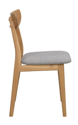 Stol i ekträ med grå stoppad sits, sidovy som visar design och konstruktion