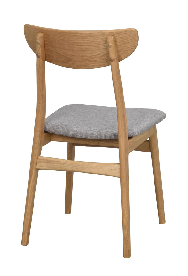 Matstol i ek med grå stoppad sits och svängd rygg, skandinavisk design