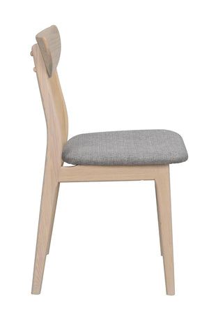 Matstol i ljust trä med grå stoppad sits, sidovy som visar modern skandinavisk design