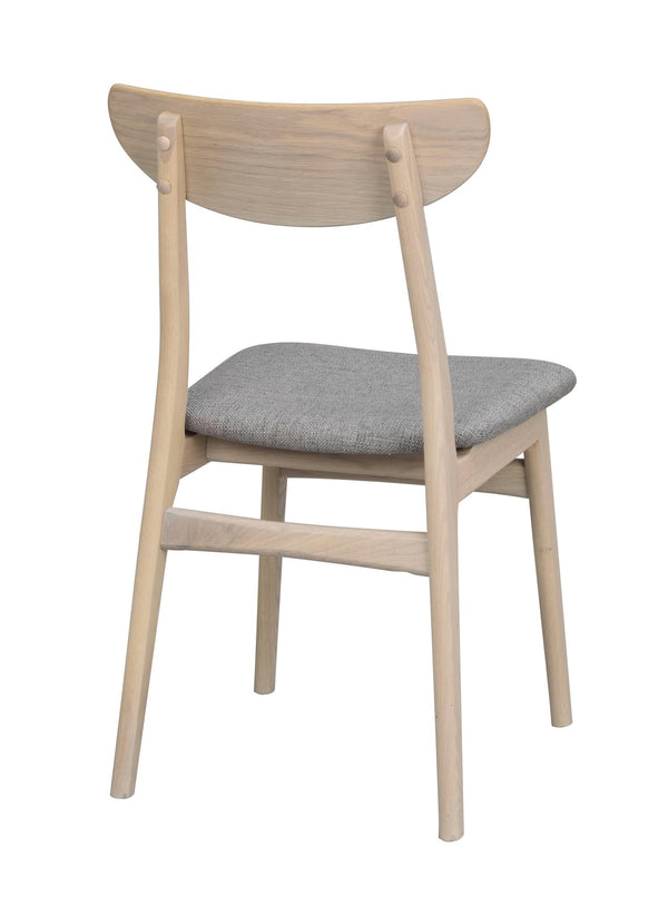 Matstol i ljust trä med grå stoppad sits och böjd rygg, skandinavisk design