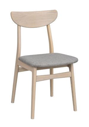 Matstol i ljust trä med grå stoppad sits och ergonomisk rygg i skandinavisk design