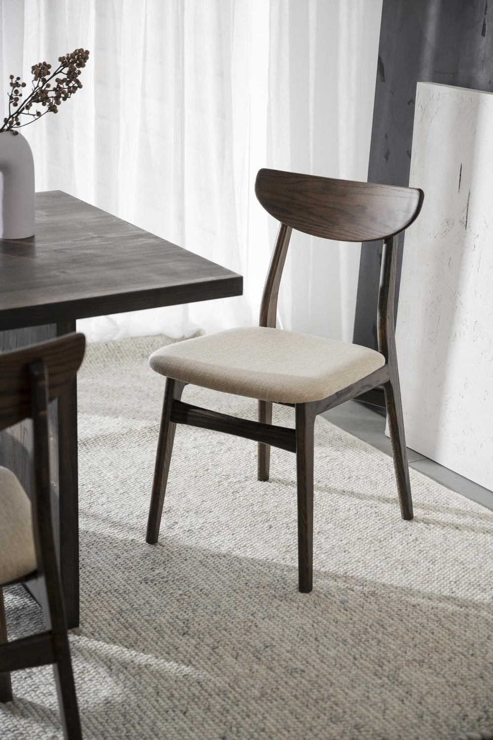 Matstol i mörkbrun massiv ek med stoppad sits i ljust beige tyg, skandinavisk design