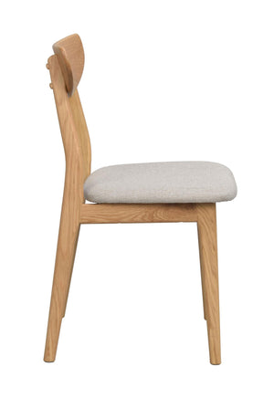 Matstol i ek med stoppad sits i ljusgrått tyg, sidovy som visar träram och ryggstöd