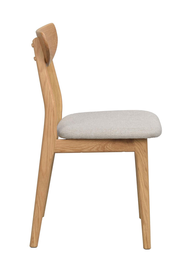 Matstol i ek med stoppad sits i ljusgrått tyg, sidovy som visar träram och ryggstöd