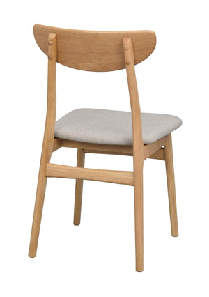 Matstol i ljust trä med stoppad sits i ljusgrått tyg, skandinavisk design med rundad rygg