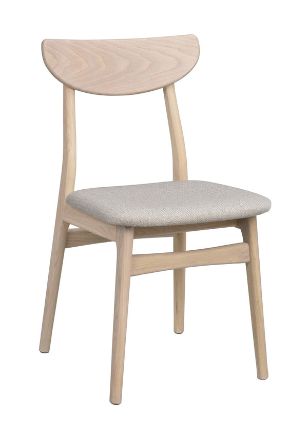 Matstol i ljust trä med grå stoppad sits och halvmåneformad rygg i skandinavisk design