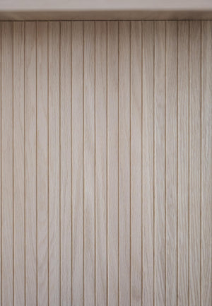 Ljust trä med vertikala spår och naturlig trästruktur i beige och gråa toner