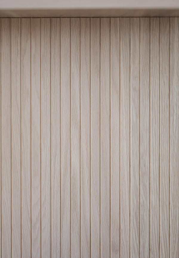 Ljust trä med vertikala spår och naturlig trästruktur i beige och gråa toner