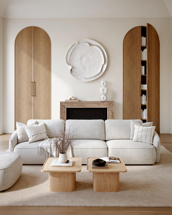 Modernt vardagsrum med beige soffa, trämöbler med räfflad design och ljusa naturfärger i skandinavisk stil